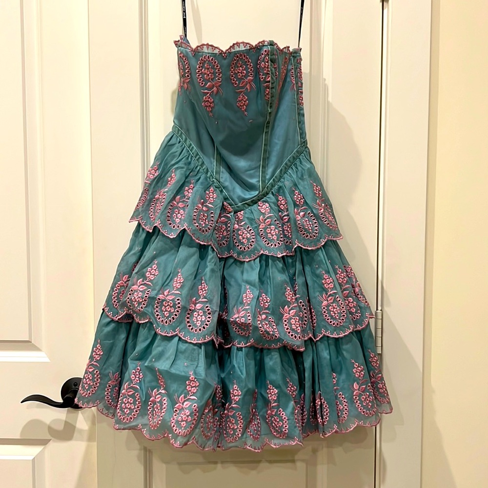 Betsy Johnson Evening Prom Homecoming Dress in teal and pink color.